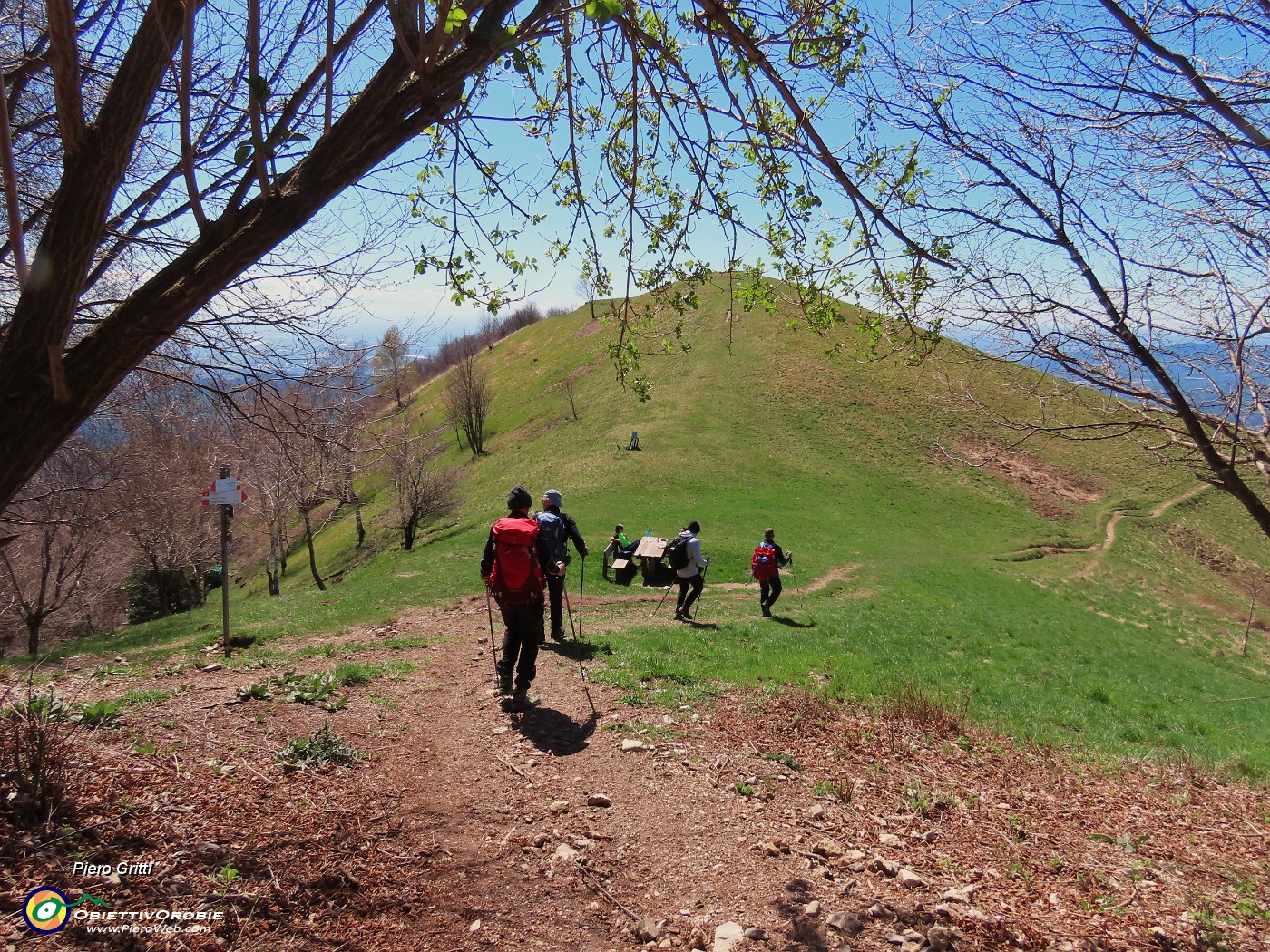56 In discesa dalla cima del Canto Alto.JPG